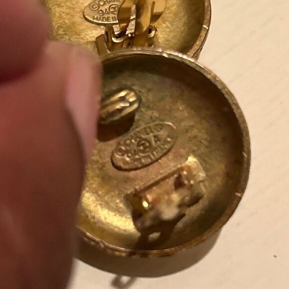 Vintage Chanel CC Logo Clip On Earrings Gold Tone Circle Logo Luxury Old Money - Picture 5 of 10